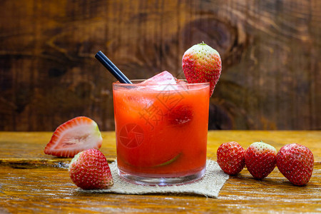 在木背景的新鲜草莓饮料图片
