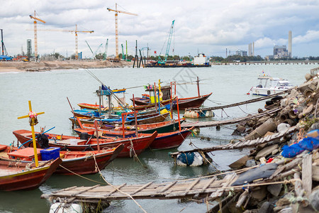 村民的渔船停在码头图片