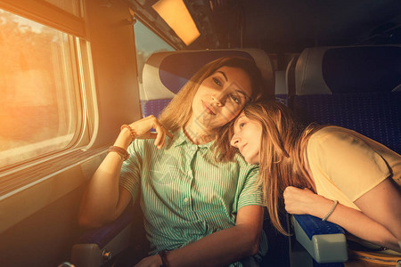 两位女朋友在乘火车旅行时观看日落并享图片