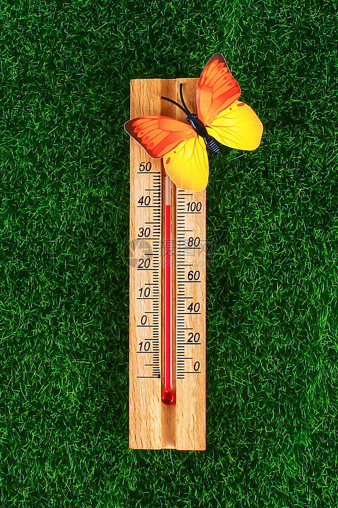 温度计在阳光夏日显示40度高温度40夏季温度草地上的图片