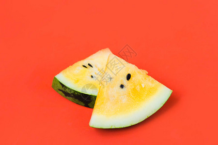 成熟黄色西瓜三角片的质地背景图片