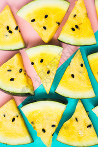 成熟黄色西瓜三角片的质地背景图片