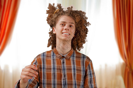 一个卷发的年轻人的画像背景图片