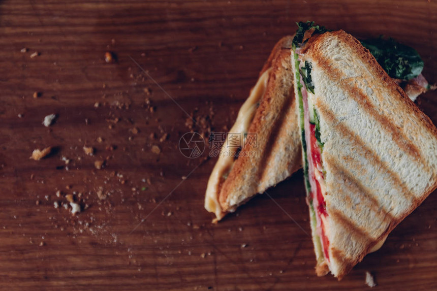 两份三明治放在木制背景上图片