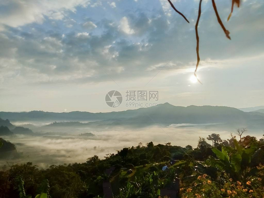 山边的夜空图片