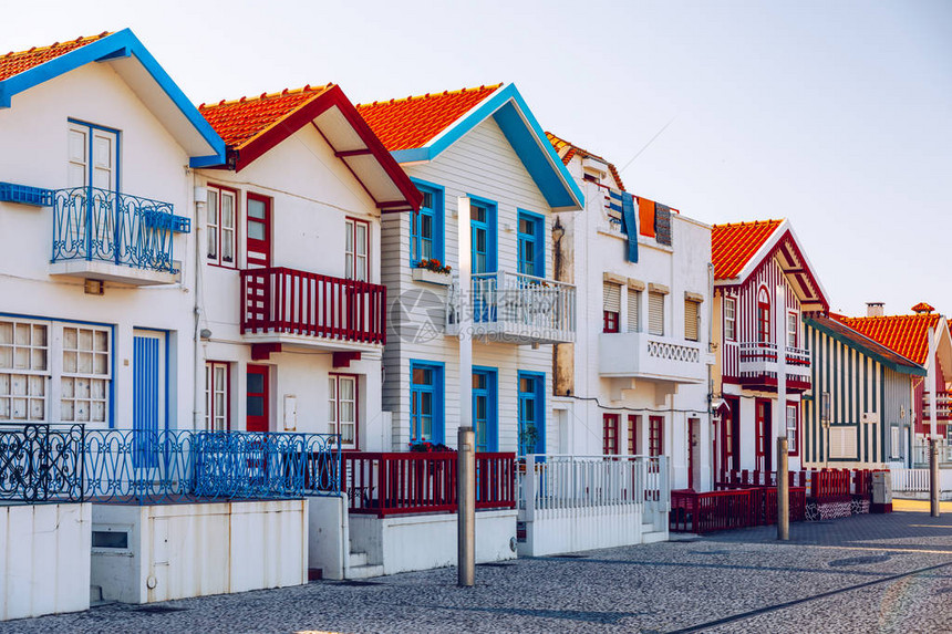 葡萄牙阿威罗科斯塔诺瓦街上有五颜六色的房子图片
