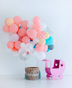 白背景粉色节日气球和篮子图片