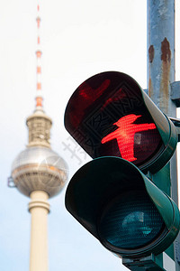 在德国柏林的红灯和电视台背景上安装红色交图片
