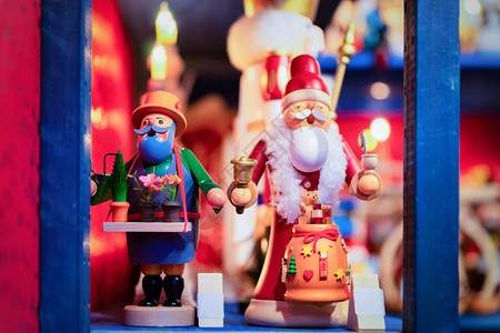 木制圣诞树玩具和圣诞老人在冬天在欧洲的德国圣诞市场上图片