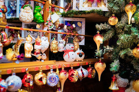 冬季欧洲德国圣诞市场的玻璃圣诞树装饰12月图片