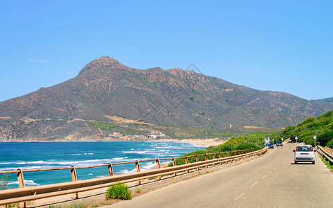 意大利撒丁岛卡利亚里附近卡利亚里高速公路上的汽车风景图片