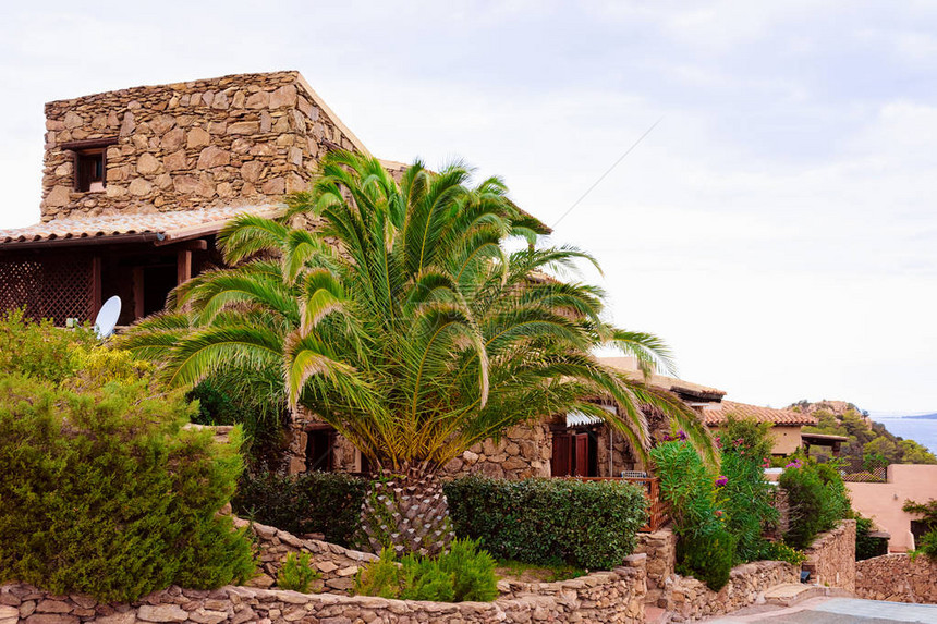 在意大利撒丁岛奥比亚特姆皮奥省圣特奥多罗的CapoCodaCavallo与House和Palma树小屋及棕榈树图片