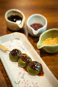 老木头上的传统日本麻糬甜点图片