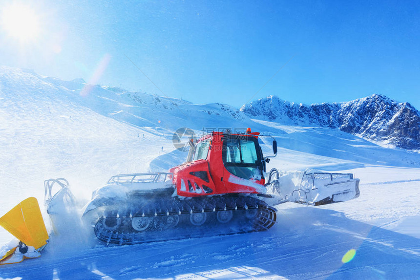 Ratrack机器在阿尔卑斯山冬季在奥地利蒂罗尔州齐勒河谷的HintertuxGlacier滑雪胜地制作滑雪道与雪的高山脉下坡的图片