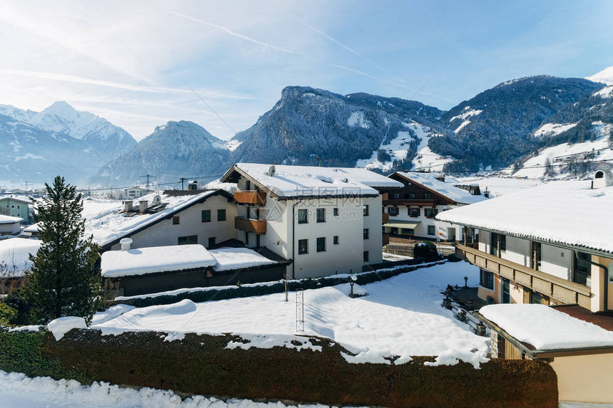 奥地利蒂罗尔州阿尔卑斯山齐勒河谷迈尔霍芬的房屋建筑和雪冬景观奥地利蒂罗尔高山区的联排别墅房图片