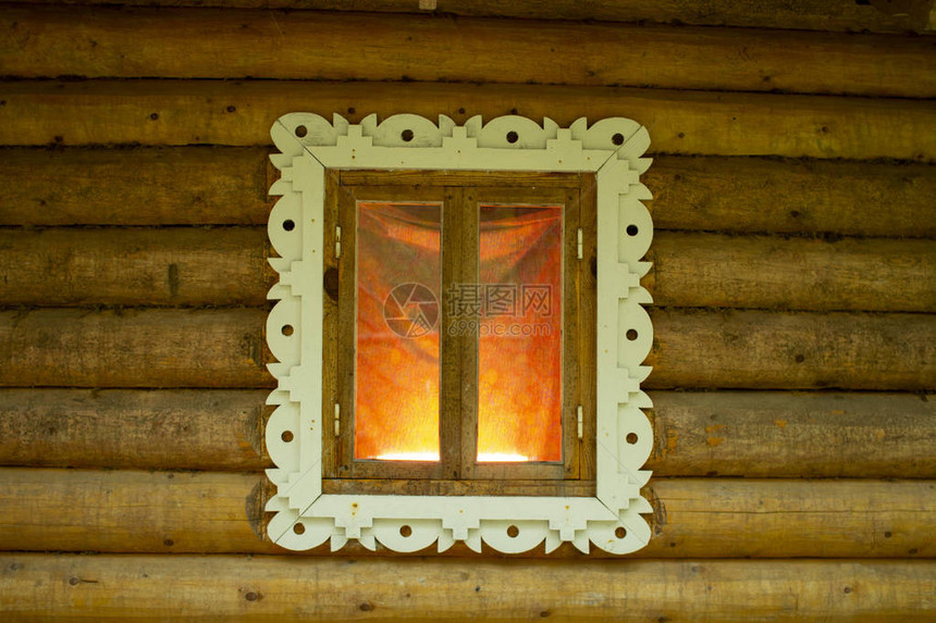 木屋带百叶窗的图片