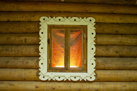 木屋带百叶窗的图片