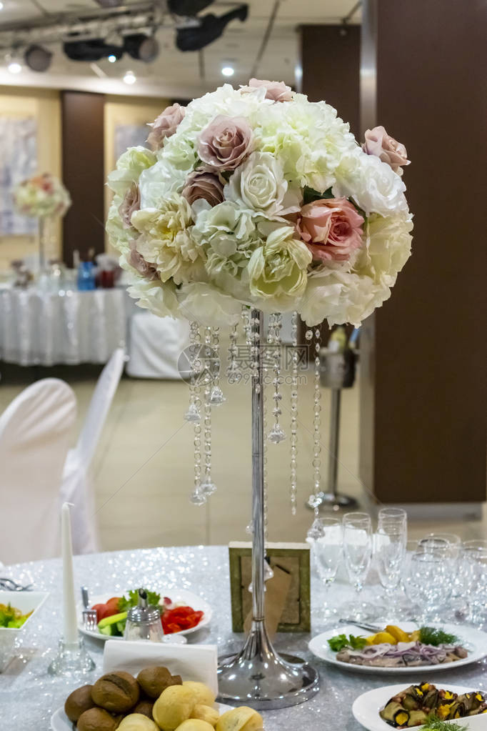 餐厅装饰精美的婚桌图片
