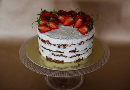 草莓和奶油在桌子上的漂亮蛋糕自制的美味运动和减肥人士的健康甜图片