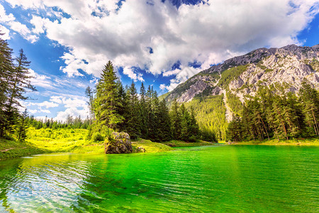 山湖地貌自然绿色颜图片