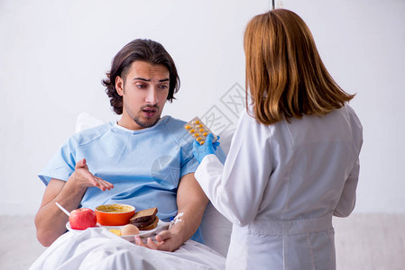 男病人在医院吃东西图片