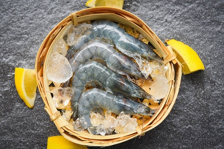 竹蒸汽船上的生虾和深盘餐馆或海产食品市场新鲜虾中图片