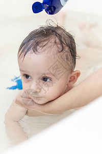 年轻的母亲在浴室里洗她男婴的头发1岁小孩洗澡妈给图片