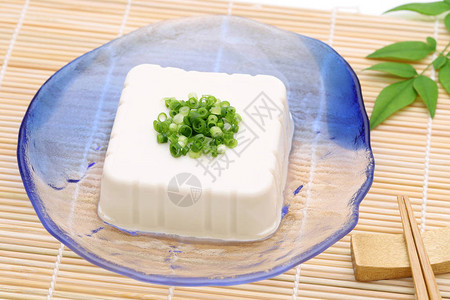 日本菜日本软冷豆腐在餐桌图片