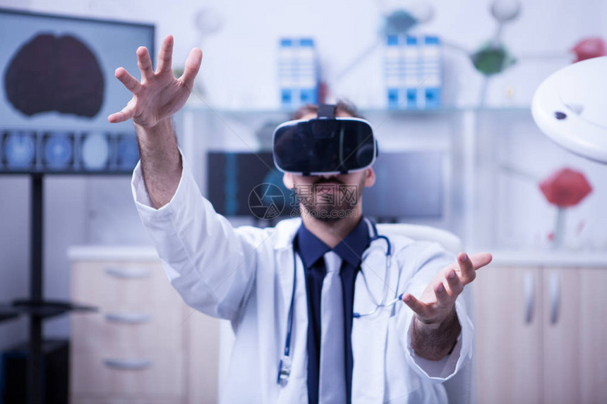 使用虚拟现实技术解决健康问题的年轻医生的画像戴着虚拟现图片