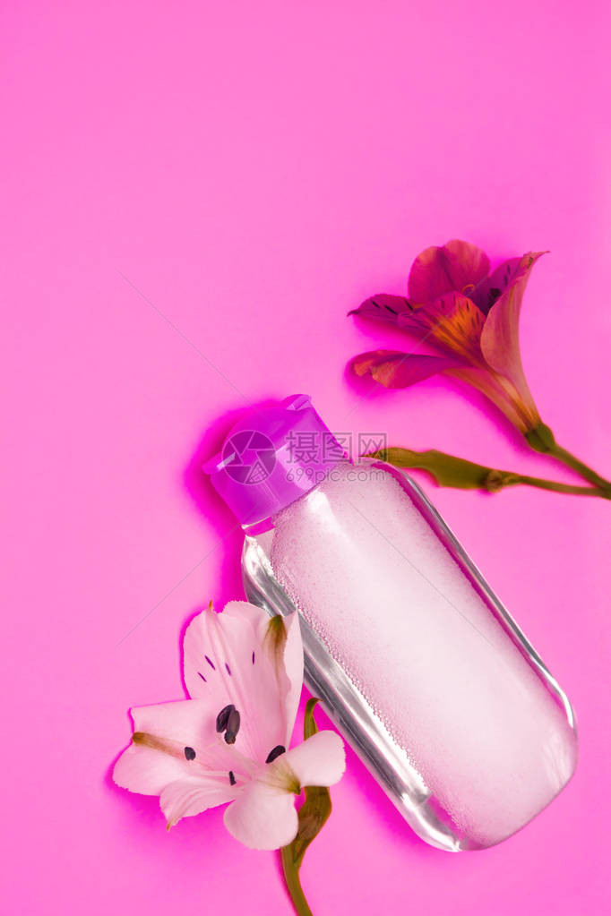 带有霓虹灯紫色花朵的护肤化妆品瓶产品用于清洁卸妆面部补品胶束水护肤品样机图片