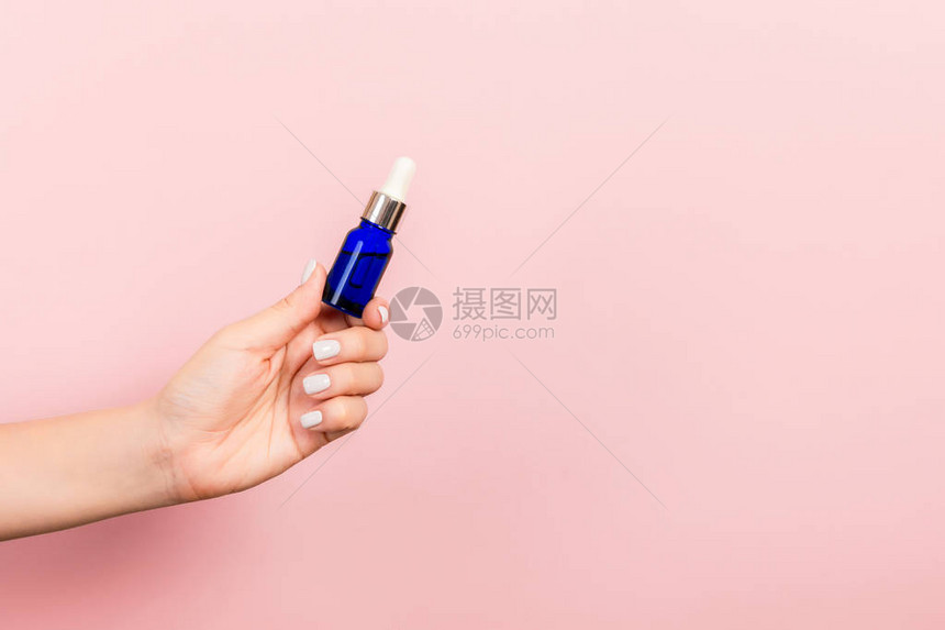 女用手握奶油瓶的乳液隔离图片