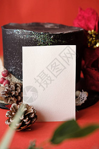 带圣诞装饰品的礼帽和用于设计的空白卡片图片