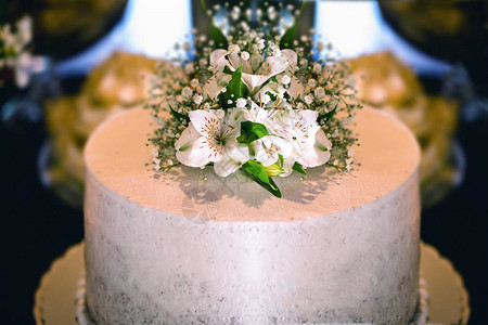 装饰着鲜花的婚礼蛋糕浪图片