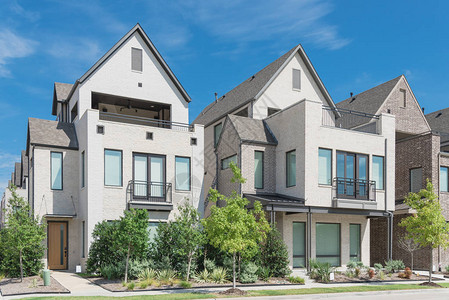 位于北达拉斯州理查森市的三套单一家庭住房的新一排新式3层图片