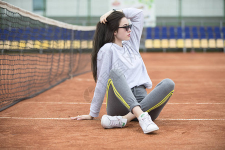 网球体育场上美丽的年轻女图片