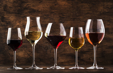 酒具红葡萄酒白葡萄酒和玫瑰葡萄酒在杯中的分类品酒复古木质背景选择聚背景图片
