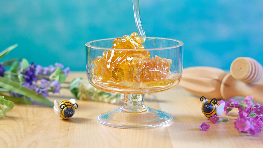 Raw蜂蜜和液体蜂蜜放在玻璃罐子里图片