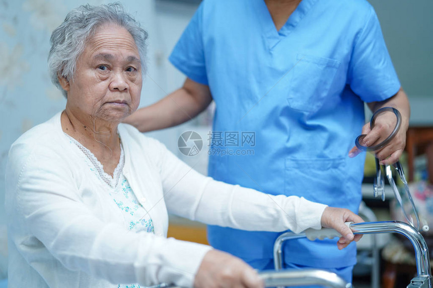亚洲护士物理治疗师医生护理帮助和支持老年或老年妇人患者在医院病房与步行者同行图片