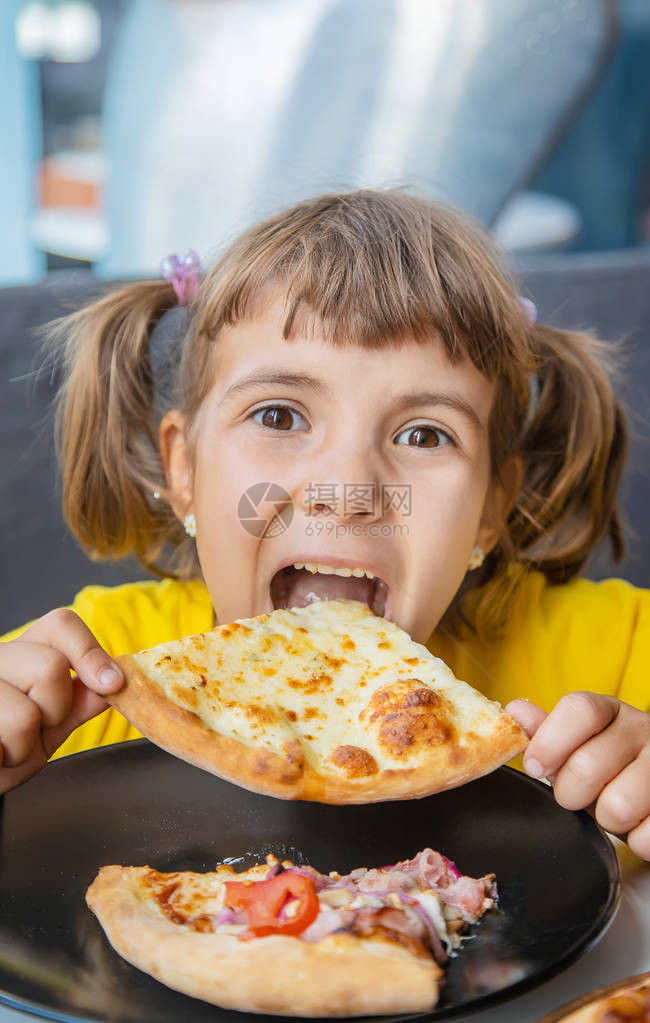孩子吃芝士比萨图片