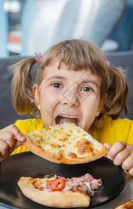 孩子吃芝士比萨图片