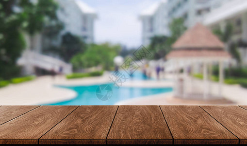 夏季海边度假胜地的棕色木桌图片