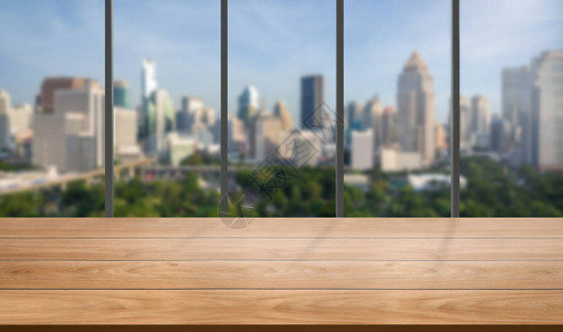 市中心现代办公背景的木桌图片