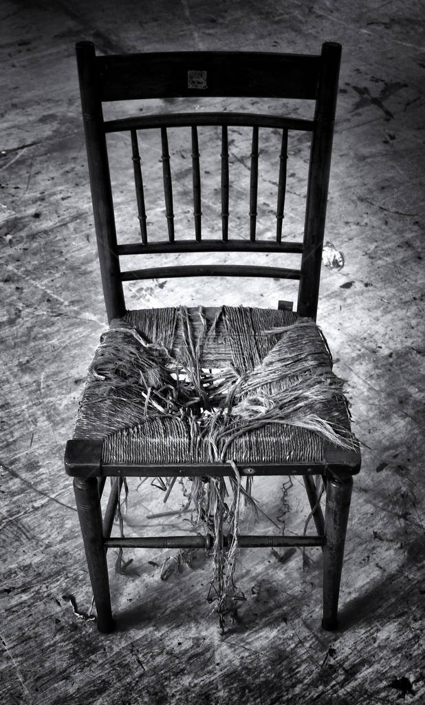 破旧的木椅带有肮脏的废弃背景图片