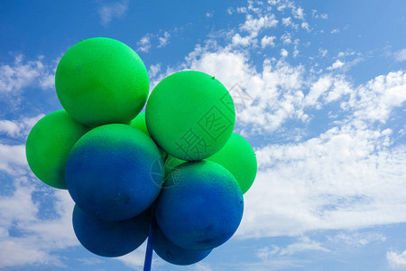 云天空背景上的绿色和蓝色球气图片