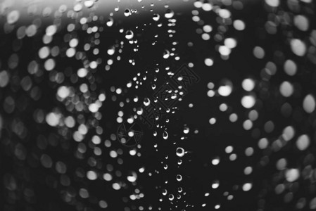 有雨滴的肮脏的窗玻璃大气单色深背景与散景中的雨滴水滴和污渍关闭宏中详细的透明纹理复制空背景图片