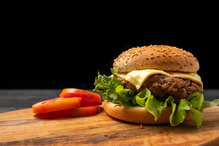 新鲜美味的自制汉堡包配新鲜蔬菜生菜番茄奶酪图片