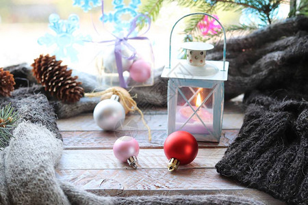 圣诞装饰品酿花枝球羊绒盖子和窗边的烧蜡烛季节图片