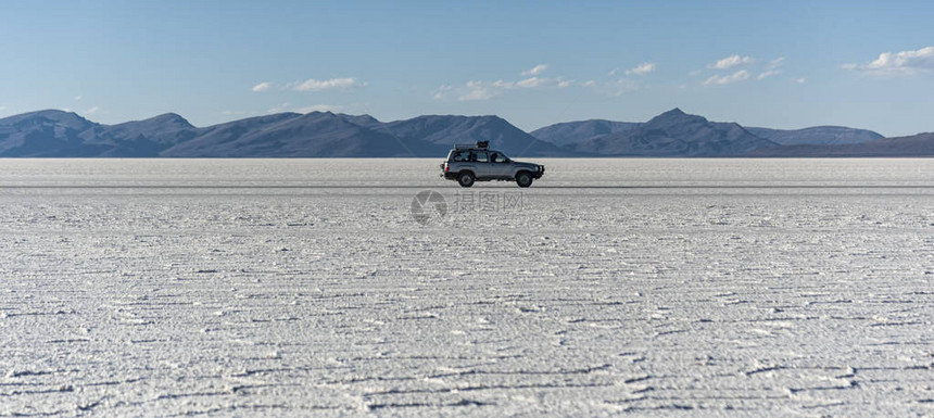 乌尤尼盐沼的越野车是世界联合国教科文组织世界遗产图片