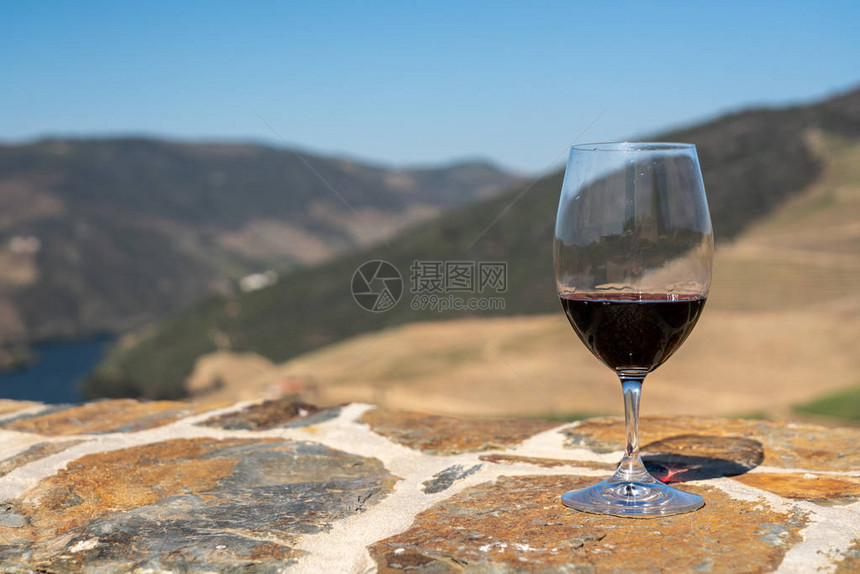 红酒杯或葡萄牙杜罗河谷山坡上图片
