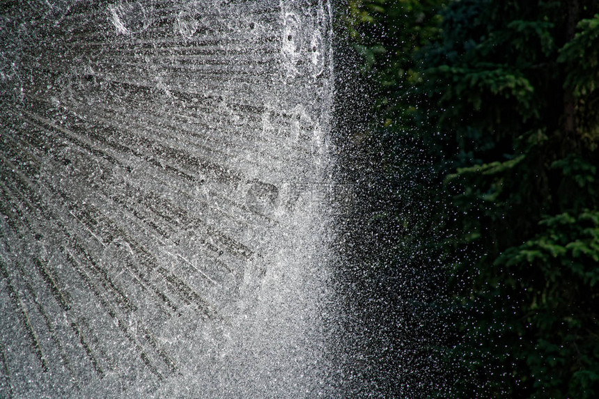 喷泉从公园的管子里涌出火花水来图片